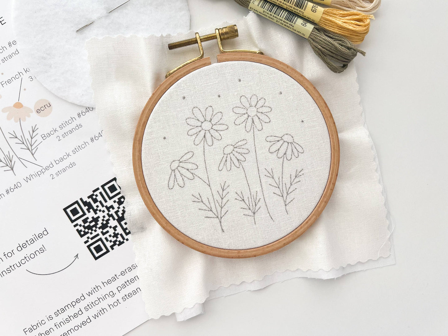 Daisies Embroidery Kit, 4” beginner embroidery craft kit