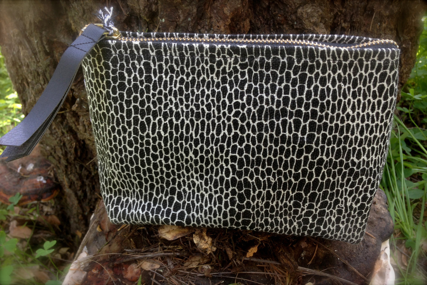 Linen Knit Loop Design Medium Zip Bag
